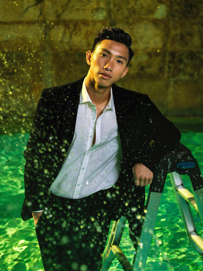 Nếu không trở thành cầu thủ bóng đá, với chiều cao nổi trội, thân hình chuẩn và gương mặt đẹp, Đoàn Văn Hậu hoàn toàn có thể thành công với vai trò người mẫu hay diễn viên.