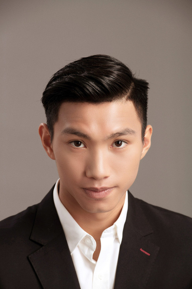 Thế nhưng khi những hình ảnh một Văn Hậu cực khác với sơ mi trắng, vest đen cực kỳ lịch lãm xuất hiện trên mạng xã hội đã khiến người hâm mộ phát sốt, trông anh vẫn đẹp trai nhưng theo cách khác hẳn trên sân thi đấu.