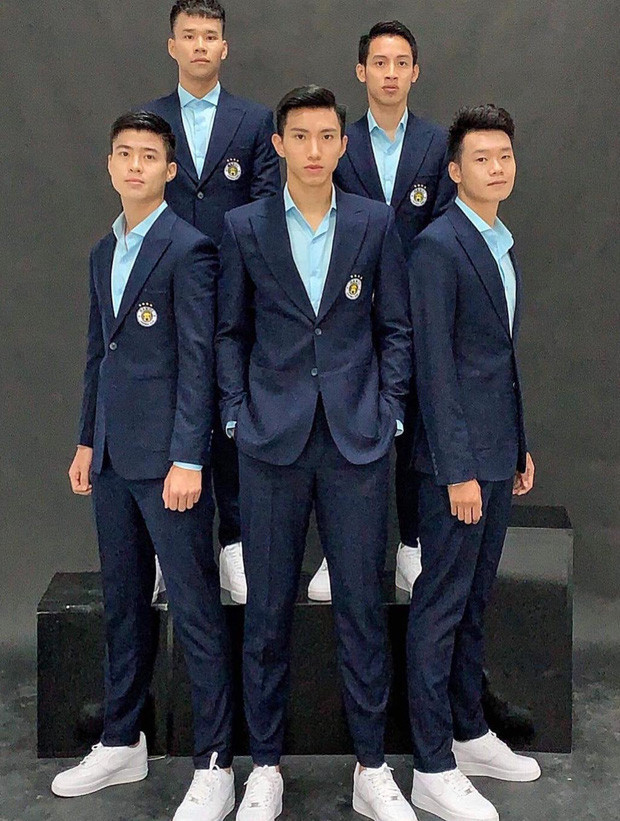 Khi chụp chung cùng với đồng đội tại CLB Hà Nội, có thể thấy rõ chiều cao cực nổi trội của Văn Hậu.