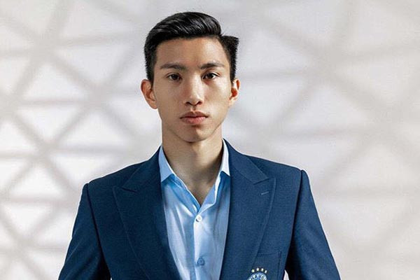 Sinh năm 1999, là em út của đội tuyển Việt Nam nhưng cầu thủ Đoàn Văn Hậu lại sở hữu chiều cao 1m85 nổi trội và thân hình săn chắc do chơi thể thao lâu năm.