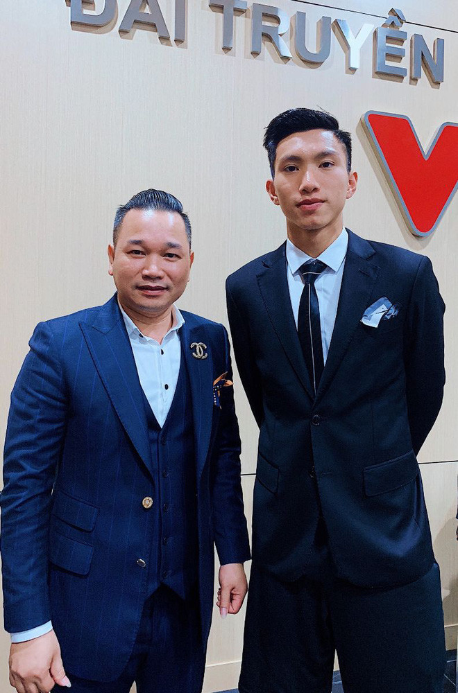 Là một cầu thủ với sự nghiệp đang trên đà đỉnh cao, người hâm mộ đã qúa quen với hình ảnh một Đoàn Văn Hậu quần đùi áo số xộc xệch, mặt mũi lấm lem đầy mồ hôi.