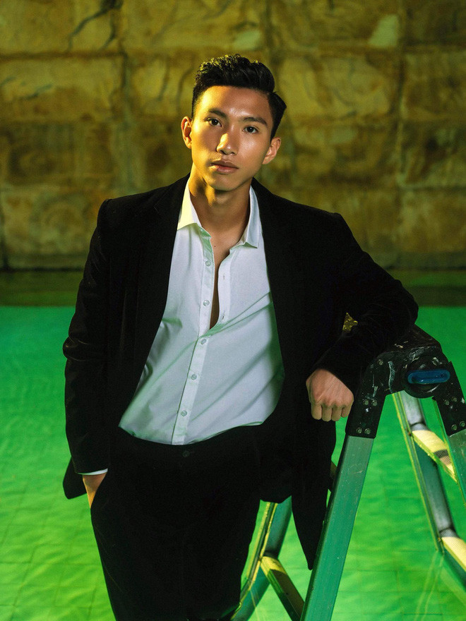 Chàng trai 20 tuổi cực kỳ lịch lãm trong trang phục vest khiến tất cả chị em phải đổ gục.