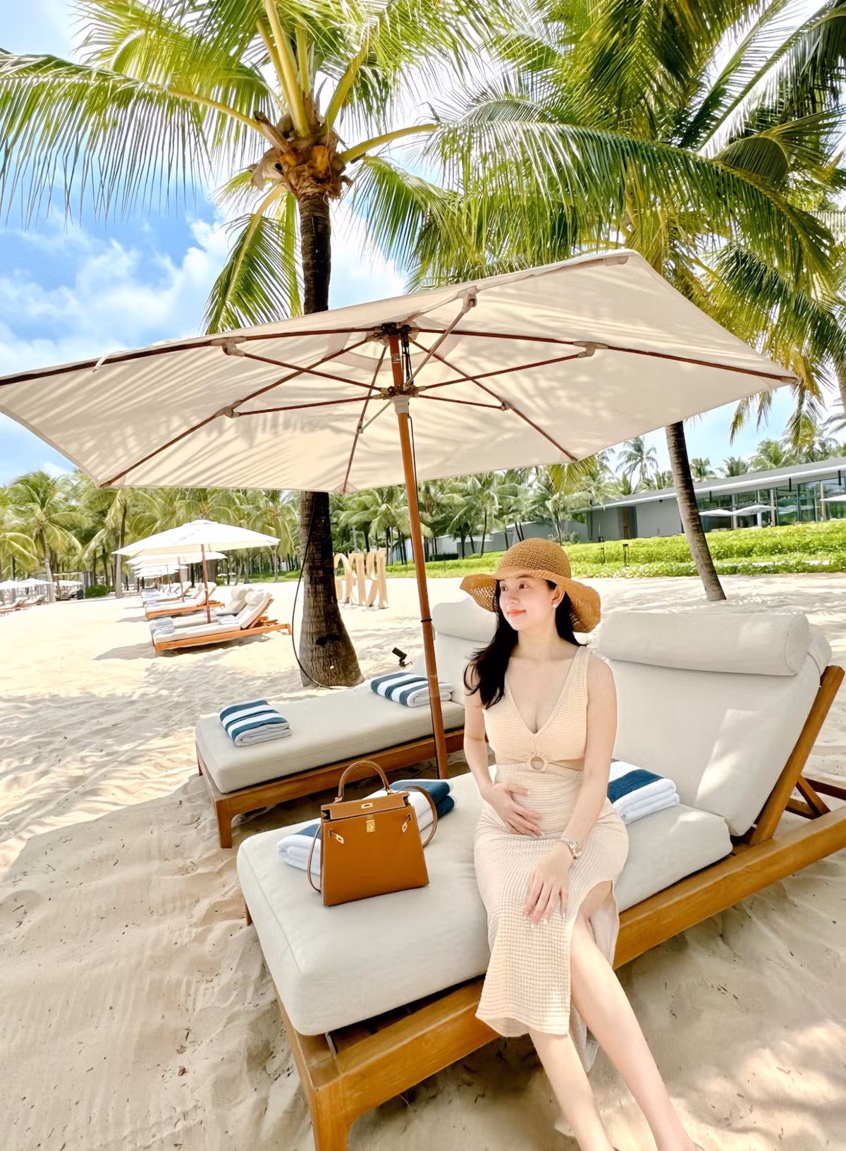 Trong đoạn video mới đăng tải, dù bận rộn với công việc, hot mom vẫn dành 30 phút mỗi ngày để tập gym.