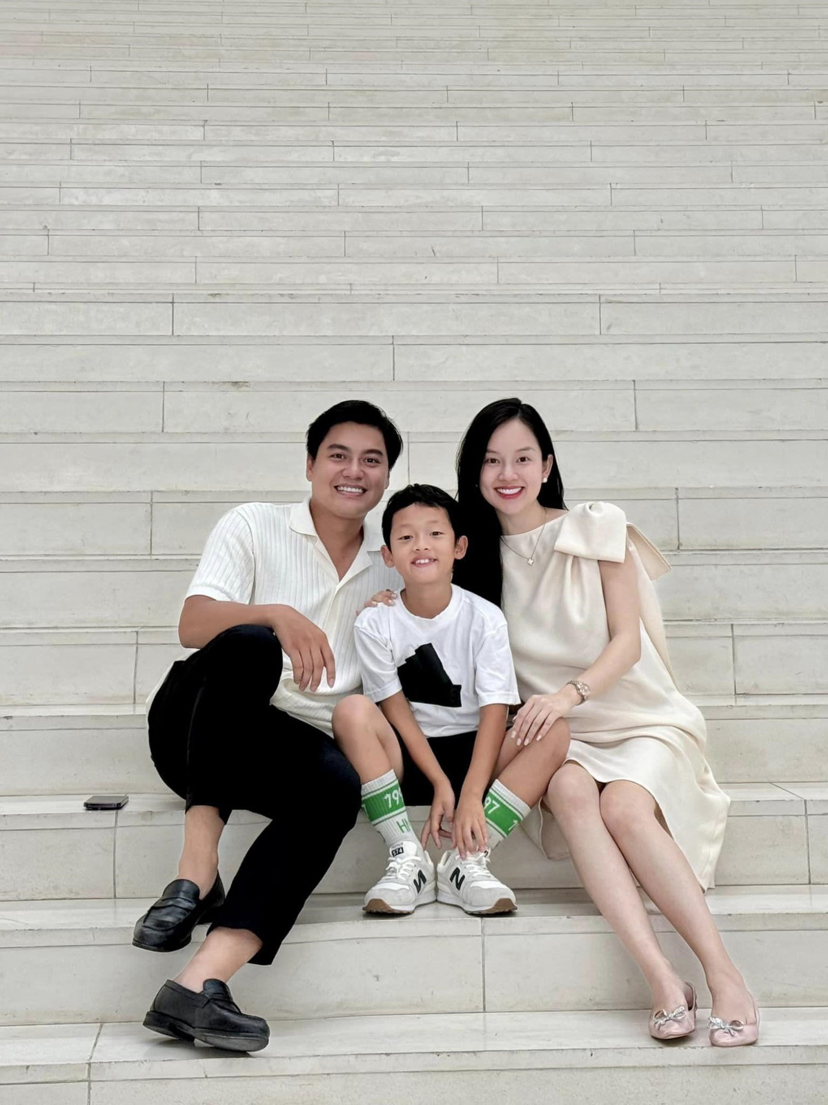 So sánh giữa 2 lần mang bầu, nhiều người có thể thấy sự thay đổi đáng kể của Ly Kute. Nếu như lần đầu tiên, cô phải tìm đến sự tĩnh lặng lên chùa ở ẩn, thì lần thứ hai này, cô lại tận hưởng từng khoảnh khắc thảnh thơi, hạnh phúc bên chồng và con trai.
