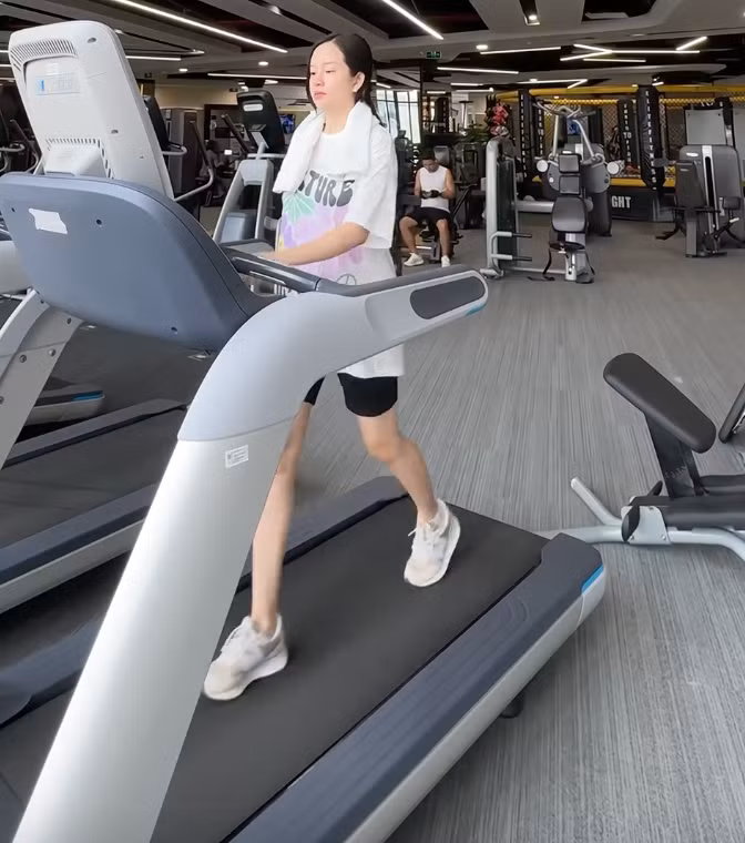 Có thể thấy ở lần mang thai thứ 2 này, Ly Kute tràn đầy năng lượng và tích cực chăm sóc bản thân.