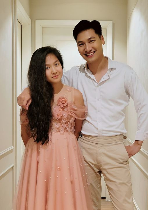 Chíp rất được bố mẹ chăm chút cho gu thời trang. Cô bé được diện nhiều kiểu trang phục, từ nữ tính, điệu đà đến phong cách thể thao, năng động đúng tuổi.