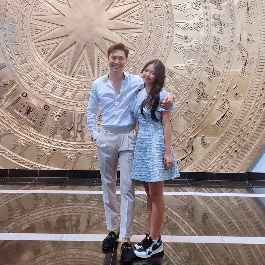 Ở tuổi 14, cô bé sở hữu chiều cao vượt trội cùng nhan sắc xinh xắn. Phương Linh cũng thường xuất hiện với bố ở nhiều địa điểm làm việc của nam diễn viên.