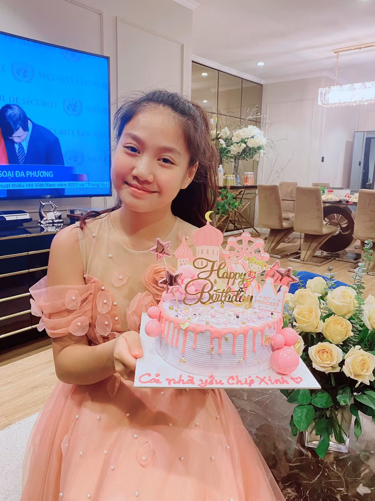 Mạnh Trường nhận xét, Chíp khá chững chạc so với tuổi. Anh và bà xã tâm sự khá nhiều với con. "Con đang học cấp 2, là lứa tuổi rất ương bướng. Tuổi trẻ con đã qua nhưng chưa phải người lớn nên hai vợ chồng đều phải lựa khi nói chuyện với con. Nếu bố nóng thì mẹ nhẹ nhàng và ngược lại".