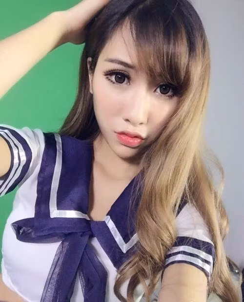 Ngô Tử Yên, năm nay 19 tuổi, đến từ Giang Tô, Trung Quốc. Hiện Tử Yên theo học Học viện hý kịch Thượng Hải, là một trong những gương mặt nữ sinh nổi bật của ngôi trường có truyền thống nhiều mỹ nữ này.