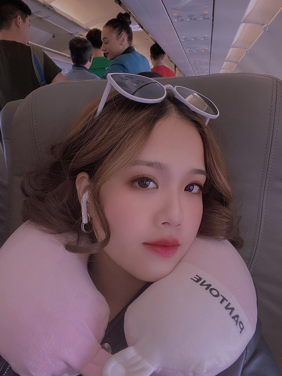 Ngay sau khi đăng tải, trạng thái của Huyền My ngay lập tức gây chú ý khi được bị cho rằng cô nàng đang đá xéo Nhật Lê, bạn gái cũ Quang Hải. Dưới phần bình luận, người hâm mộ viết: "Đời còn dài. Đừng vội mừng".