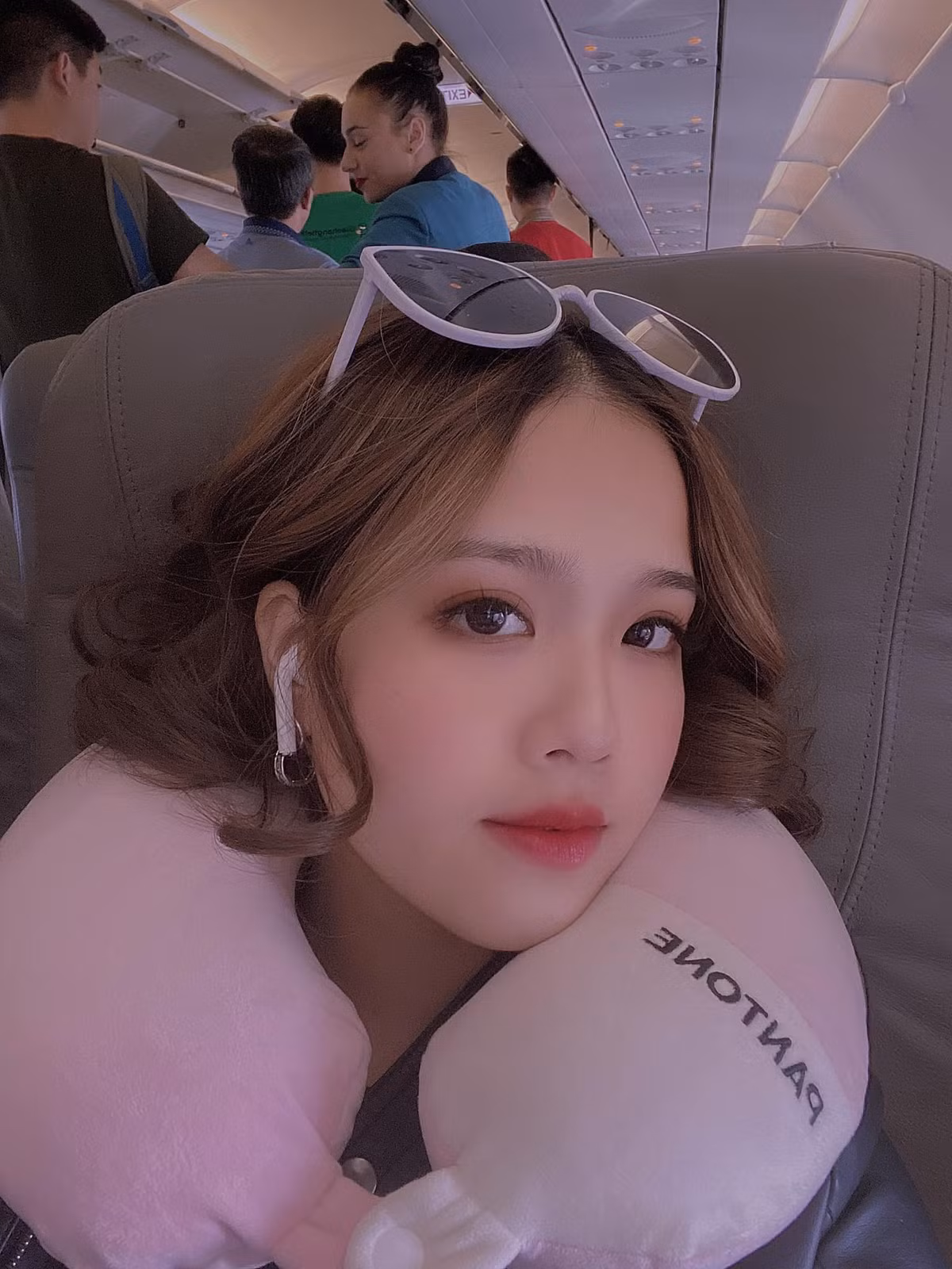 Ngay sau khi đăng tải, trạng thái của Huyền My ngay lập tức gây chú ý khi được bị cho rằng cô nàng đang đá xéo Nhật Lê, bạn gái cũ Quang Hải. Dưới phần bình luận, người hâm mộ viết: "Đời còn dài. Đừng vội mừng".