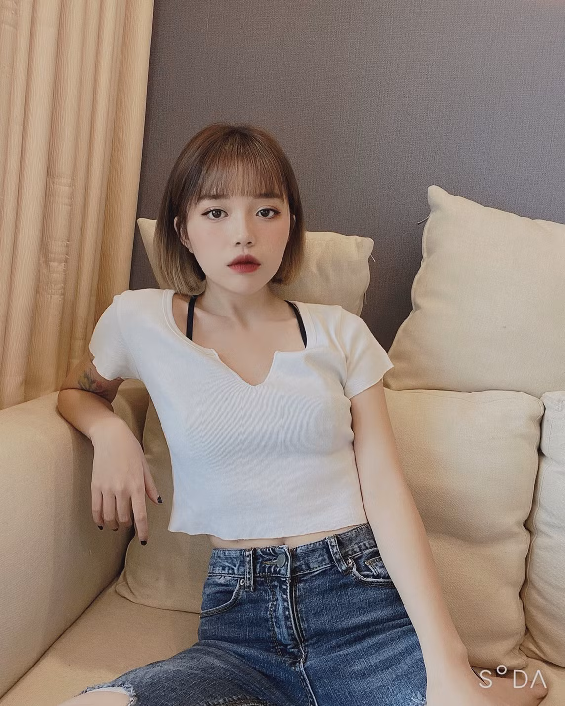 Streamer hiện là công việc chính của cô và nhờ nó Linh có thể kiếm tiền để bản thân sống thoải mái. Ngoài ra, cô nàng còn chu cấp tiền cho bố mẹ mình không cần phải đi làm và nuôi hai em ăn học.