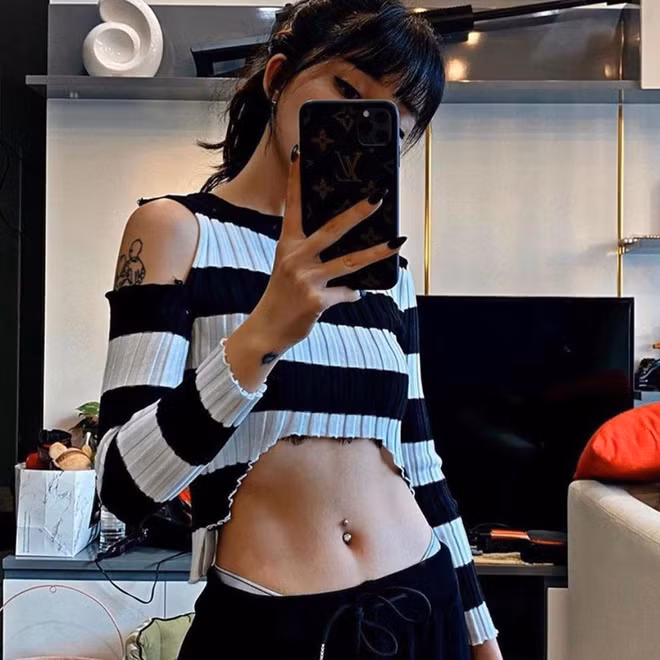 Sở dĩ Linh Ngọc Đàm chăm diện áo ngắn là vì cô muốn để lộ vòng eo thon gọn cùng cơ bụng 11 đáng mơ ước của mình.