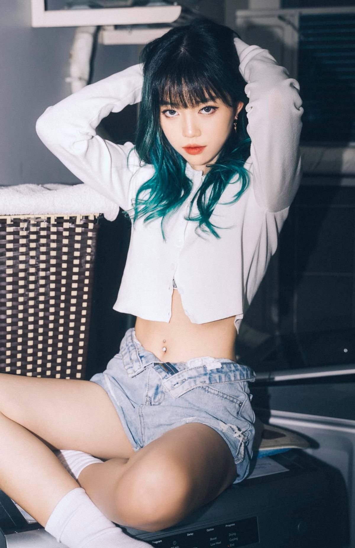 Thỉnh thoảng, Linh Ngọc Đàm còn "đốt mắt" người xem bằng màn diện bikini 2 dây hoặc nhảy nhót khoe "eo con kiến" trên TikTok.