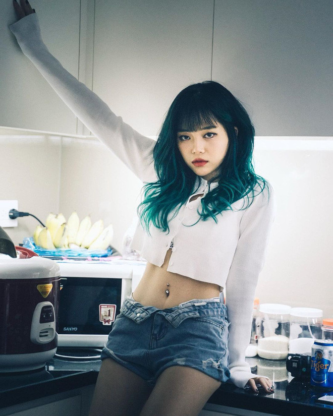 Nhờ sự xuất hiện của vòng eo này mà Linh Ngọc Đàm càng dễ chinh phục crop top hơn và nâng tầm phong cách của mình lên một ngưỡng mới.