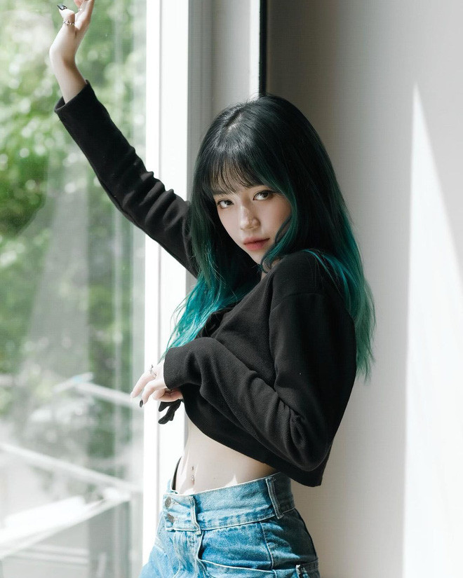 Nữ streamer này bên cạnh khả năng chơi game siêu hạng mà cô còn sở hữu vẻ ngoài xinh đẹp cùng lối dẫn chuyện hóm hỉnh, cá tính.Vậy nên Linh Ngọc Đàm được gọi là streamer hot nhất nhì Việt Nam hiện tại.