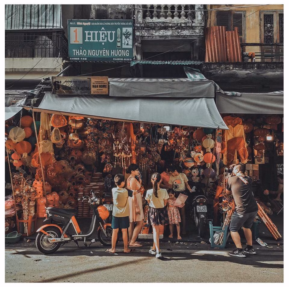 Không gian ngập trong sắc đỏ rực của đồ chơi Trung thu cùng dòng người tấp nập trên "con phố đèn lồng" sẽ là phông nền hoàn hảo cho tấm ảnh sống ảo của nhiều bạn trẻ. Ảnh: Facebook