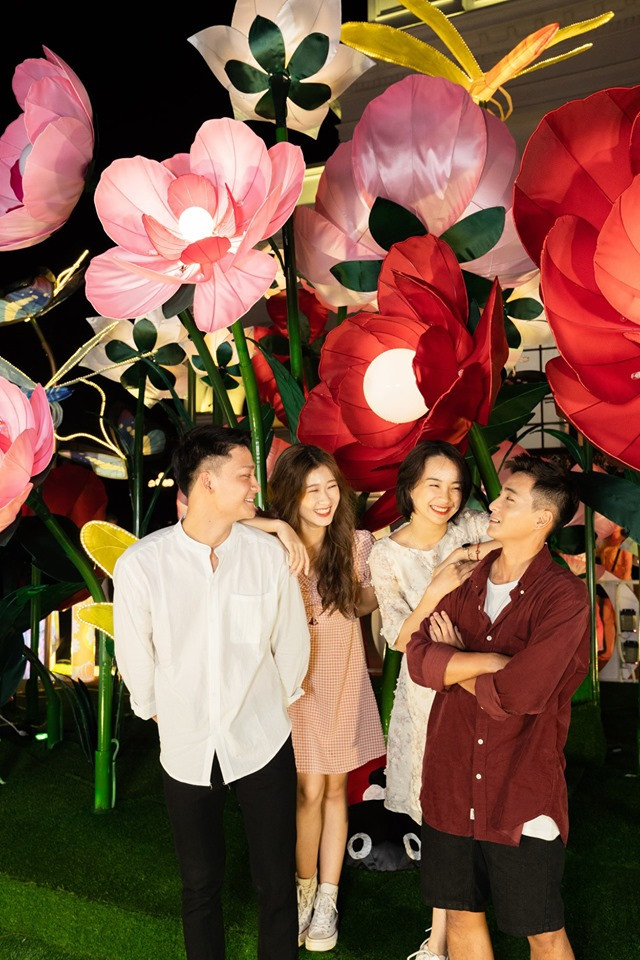 Giới trẻ có thể thoải mái khám phá "Khu vườn bồ công anh" của Vincom Center Nguyễn Chí Thanh, hay "Vùng đất ánh trăng" của Vincom Trần Duy Hưng và Phạm Ngọc Thạch... Ảnh: Facebook