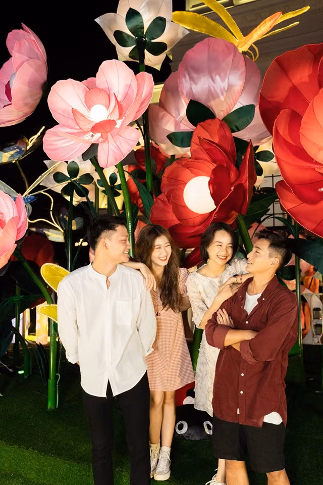 Giới trẻ có thể thoải mái khám phá "Khu vườn bồ công anh" của Vincom Center Nguyễn Chí Thanh, hay "Vùng đất ánh trăng" của Vincom Trần Duy Hưng và Phạm Ngọc Thạch... Ảnh: Facebook