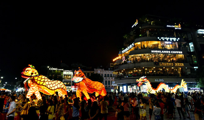 Từ Hàng Mã, các bạn trẻ có thể thuận đường tới phố đi bộ Hồ Gươm. Nơi đây tuy không ngập trong sắc đỏ như Hàng Mã, song lại có nhiều hoạt động vui chơi thú vị. Ảnh: vietart.net.vn