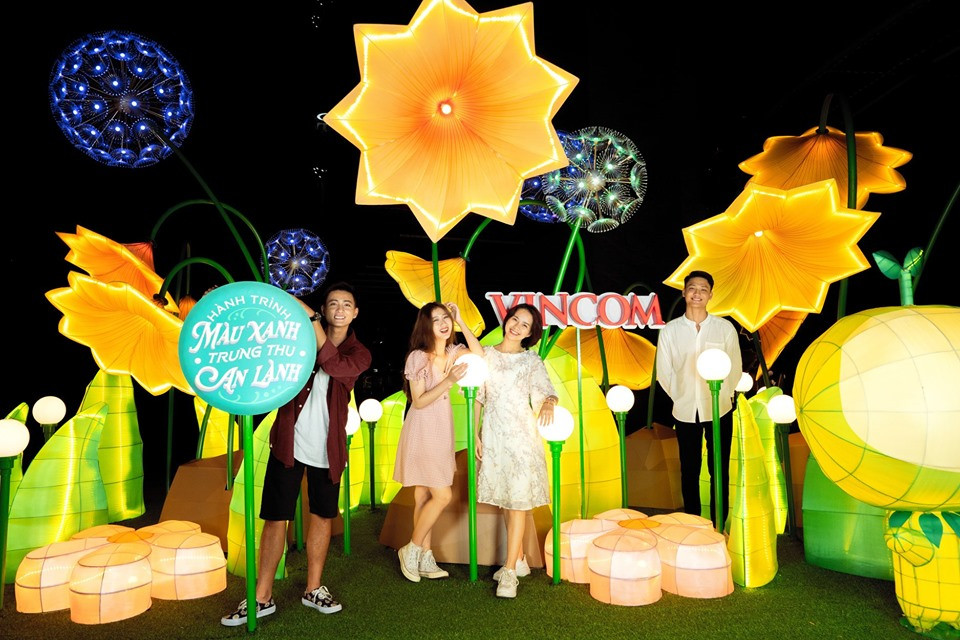  Trung thu 2019, Vincom tiếp đãi khách tham quan với những khu vườn đèn khổng lồ. Ảnh: Facebook.