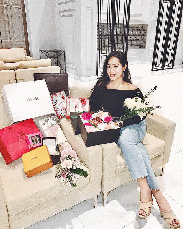 Được biết, Mina Nguyễn đang sinh sống trong căn biệt thự có giá trị không nhỏ, cô nàng cũng từng hé lộ một vài góc trong căn nhà của mình để đăng lên kênh Youtube cá nhân.