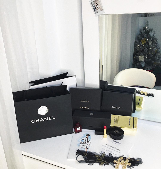 Hàng loạt mỹ phẩm hàng hiệu được beauty blogger mua sắm thường xuyên và đăng tải lên MXH.