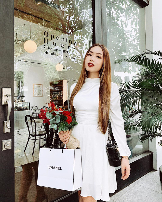 Có thể thấy, thương thiệu mà cô nàng ưng mắt nhất chính là Chanel vì Mina đã từng nhiều lần khoe chiến tích shopping túi, mỹ phẩm của thương hiệu này.