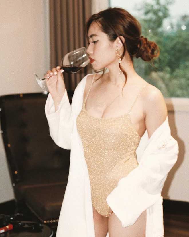 Cô nàng thường xuyên tự tin khoe đường cong nóng bỏng với các loại váy, áo bó sát để dễ bề phô diễn body bốc lửa của mình.