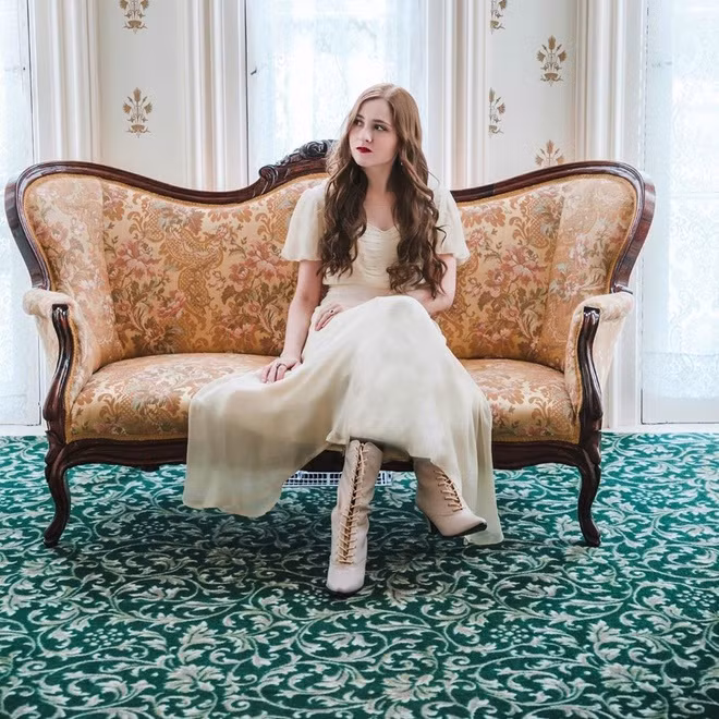 Jacqueline Brown (25 tuổi) có niềm đam mê lớn với trang phục của tầng lớp quý tộc thế kỷ 19. Muốn được khoác lên mình những bộ xiêm y lộng lẫy, cô từ bỏ công việc thiết kế đồ họa, chuyển đến làm việc tại lâu đài cổ Oakland House (Mỹ), được xây dựng từ năm 1853. Tại đây, cô là người hướng dẫn khách tham quan và trông coi, quản lý nơi này. Suốt 3 năm qua, Jacqueline đã chi khoảng 5.000 USD để mua những bộ váy áo theo phong cách của các công chúa.