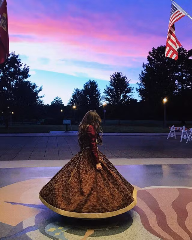 9X cảm thấy bình yên và hòa hợp với lâu đài cổ. Không chỉ vui vì được theo đuổi phong cách riêng, cô gái 25 tuổi còn thích thú với cuộc sống trong lâu đài, ví dụ như việc đi xe ngựa thay vì lái ôtô.