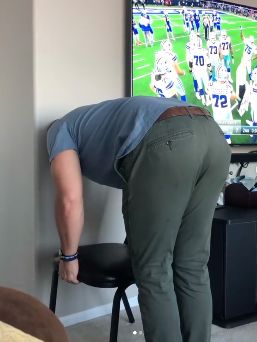 Trong khi nhiều cô nàng thực hiện trào lưu một cách đơn giản như ăn bánh thì cánh mày râu phải vật lộn với cái ghế, trong khi rõ ràng là phái mạnh.