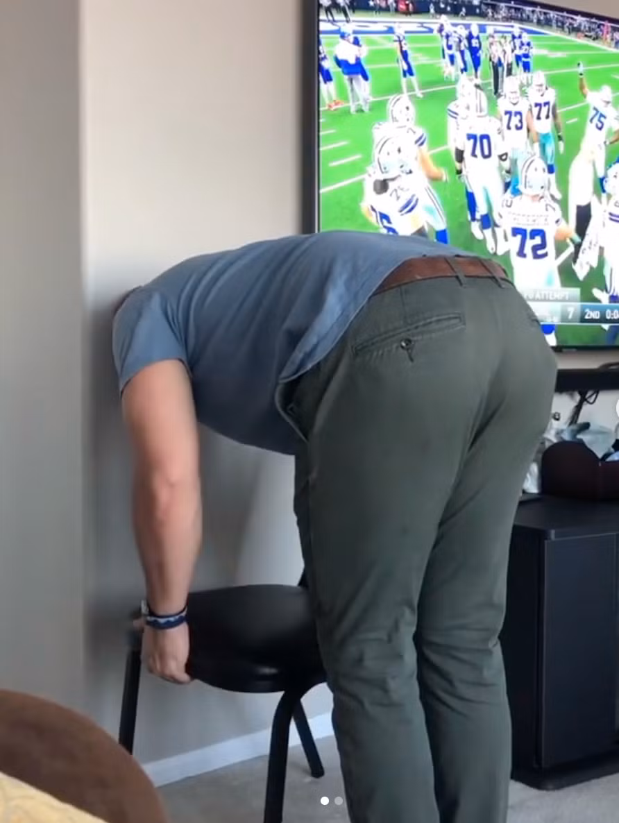 Trong khi nhiều cô nàng thực hiện trào lưu một cách đơn giản như ăn bánh thì cánh mày râu phải vật lộn với cái ghế, trong khi rõ ràng là phái mạnh.