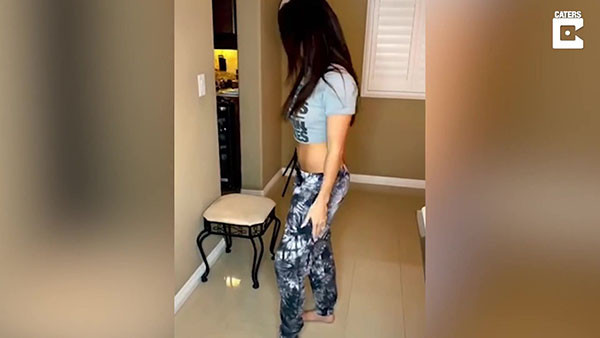 Trend nâng ghế nghe qua thì rất đơn giản nhưng không phải ai cũng có thể thực hiện được. Cụ thể, người tham gia sẽ phải phải nâng ghế dưới thân trong khi đang cúi đầu góc 90 độ.