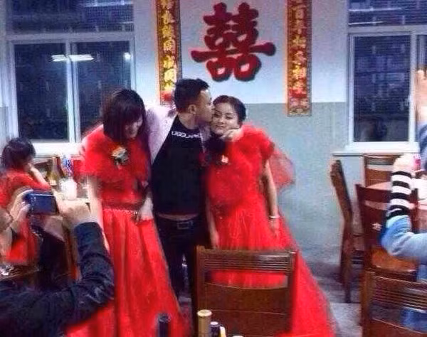  Cưới một lúc 2 vợ: Chuyện đa thê đa thiếp đã được hạn chế trên thế giới. Nhưng cưới một lúc 2 vợ lại càng hiếm hơn. Đầu năm 2014, cư dân mạng đã thực sự bị sốc khi bức ảnh của đám cưới của chú rể mang họ Sử với 2 cô dâu được tổ chức tại Chiết Giang (Trung Quốc).