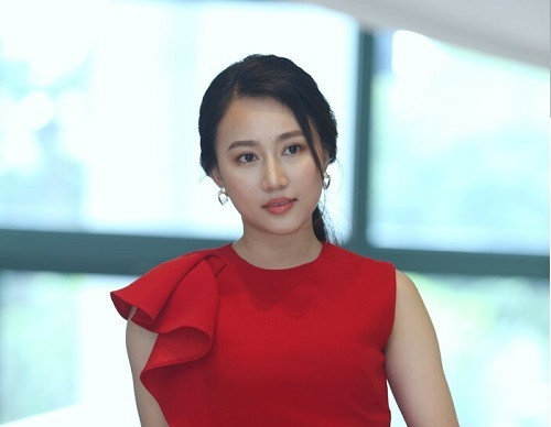 Chiều 10/6, buổi họp báo ra mắt phim Lựa chọn của số phận đã diễn ra tại Hà Nội với sự góp mặt của đông đảo nghệ sĩ cũng như giới truyền thông. Bộ phim đánh dấu sự trở lại của Huỳnh Hồng Loan sau một thời gian kể từ bộ phim Tiệm ăn dì ghẻ ra mắt năm 2019. Trong phim, nữ diễn viên vào vai Bích - một cô gái có bề ngoài đằm thắm nhưng tính tình mạnh mẽ, quyết đoán, dám giành giật hạnh phúc cho bản thân. Nhân vật của cô đem lòng yêu thương Cường (Hà Việt Dũng) trong khi anh đã phải lòng Trang (Phương Oanh).