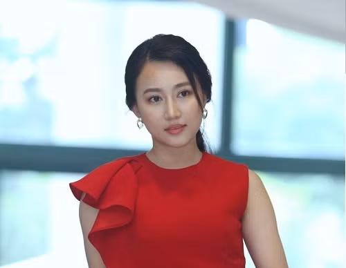 Chiều 10/6, buổi họp báo ra mắt phim Lựa chọn của số phận đã diễn ra tại Hà Nội với sự góp mặt của đông đảo nghệ sĩ cũng như giới truyền thông. Bộ phim đánh dấu sự trở lại của Huỳnh Hồng Loan sau một thời gian kể từ bộ phim Tiệm ăn dì ghẻ ra mắt năm 2019. Trong phim, nữ diễn viên vào vai Bích - một cô gái có bề ngoài đằm thắm nhưng tính tình mạnh mẽ, quyết đoán, dám giành giật hạnh phúc cho bản thân. Nhân vật của cô đem lòng yêu thương Cường (Hà Việt Dũng) trong khi anh đã phải lòng Trang (Phương Oanh).