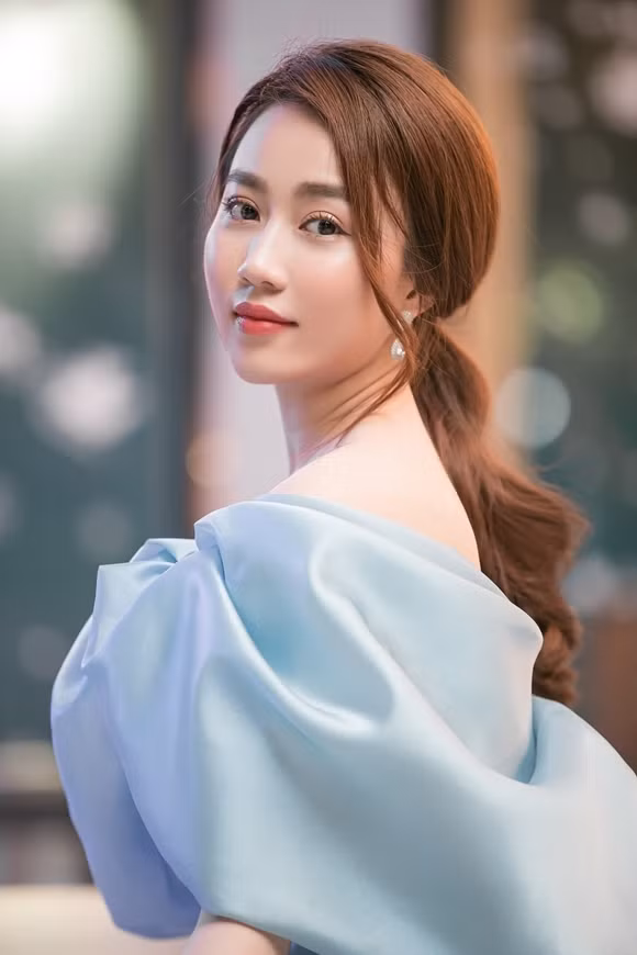 Tuy nhiên, cũng không ít ý kiến đồng tình với quan điểm của nữ diễn viên, cho rằng diễn viên Huỳnh Hồng Loan phát ngôn không hề sai mà hoàn toàn thực tế. Một người con gái xinh đẹp hoàn toàn có thể tìm kiếm những đối tượng có gia thế tốt để yêu. Thời buổi hiện tại không còn chuyện cổ tích trai giàu yêu gái xấu và gái xinh yêu trai nghèo nữa. Cùng với đó một chàng trai có thể nghèo ở độ tuổi đôi mươi khi vừa lập nghiệp, nhưng đến ngoài 30 đến 40 mà vẫn nghèo thì rất đáng quan ngại, không có chí tiến thủ.