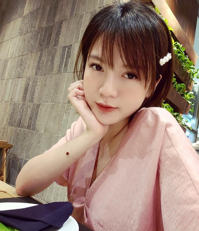 Nguyễn Tú Linh (sinh năm 1991) từng là cựu học sinh trường THPT Chu Văn An và là thạc sĩ chuyên ngành Quản lý kinh tế tại trường Paris 10 Nanterre, Pháp.