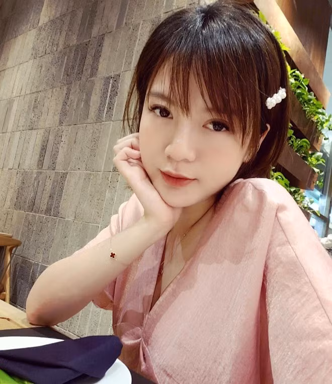 Nguyễn Tú Linh (sinh năm 1991) từng là cựu học sinh trường THPT Chu Văn An và là thạc sĩ chuyên ngành Quản lý kinh tế tại trường Paris 10 Nanterre, Pháp.