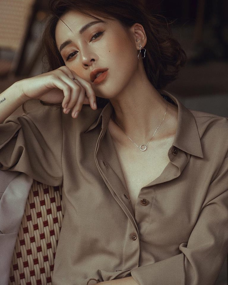 Hoàng Mai là chủ cửa hàng thời trang ở Hà Nội. Đầu năm 2019, 9X kết hôn và nhận được nhiều lời chúc của dân mạng.