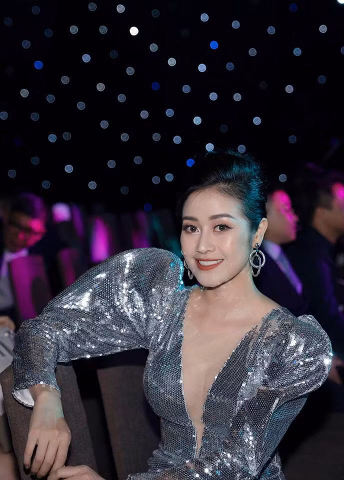 MC Phí Linh thường xuyên xuất hiện trong các chương trình nổi tiếng. Mới đây nhất, cô đồng hành cùng Giọng hát Việt 2019 và nhận được nhiều lời khen của khán giả.