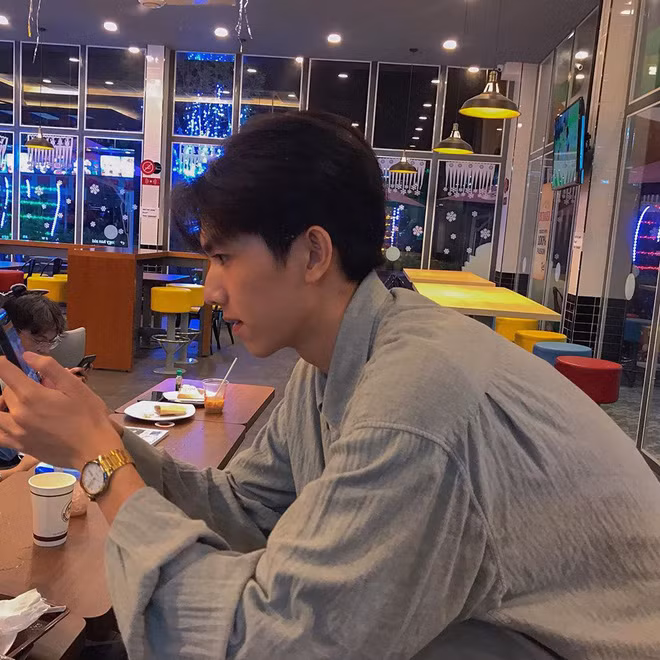 Bố mẹ ly dị, mẹ và dì nuôi cả hai anh em Điền nên việc có một công việc tốt như làm mẫu ảnh khiếp anh chàng có thêm thu nhập để phụ giúp mẹ, hoặc ít nhất là tự nuôi bản thân mình, giảm bớt gánh nặng cho gia đình.