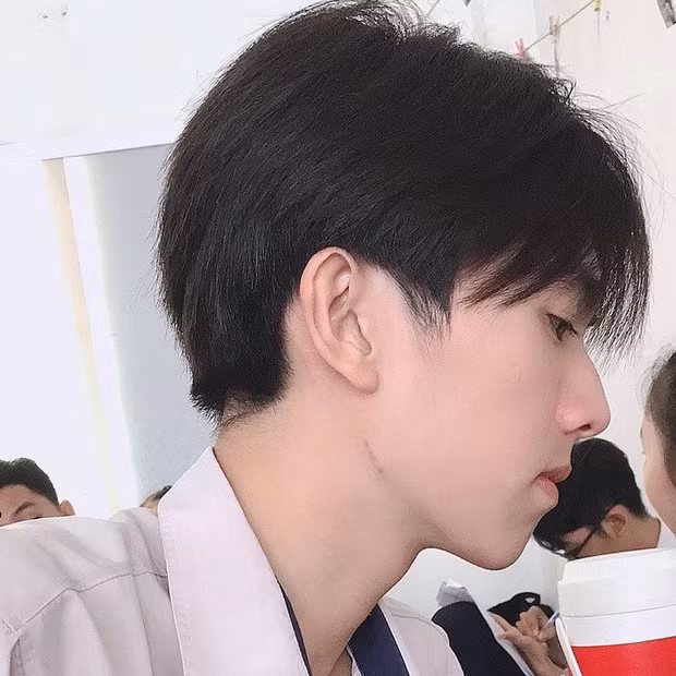 Hot boy sở hữu nhan sắc rất giống các nam sinh Trung Quốc với sống mũi cao, đôi mắt dài, nước da trắng và dáng người dong dỏng cao. Bị cho là con lai nhưng Thái Điền cho biết anh chàng mang 100% dòng máu Việt Nam.