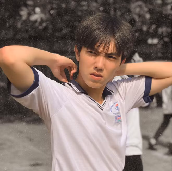 "Ban đầu mình thấy vui lắm, mình nghĩ ai cũng vậy thôi. Nhưng sau một thời gian, mình lại thấy lo lắng khi xung quanh mọi người dần nhận ra mình rồi để ý từng việc mình làm. Mình đã phải học cách làm quen với điều đó" - Nam sinh thanh xuân chia sẻ.