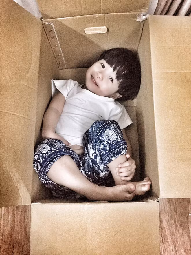 Mặc dù nhận được nhiều phản ứng tích cực của cộng đồng mạng nhưng có người cũng to lắng rằng bôi một lớp phấn quá dày lên làn da non nớt của trẻ sẽ không tốt. Tuy nhiên chị Thảo cho biết cả năm mới hoá trang 1 lần, thời gian lưu lại lớp phấn trên da lại rất ngắn nên sẽ không ảnh hưởng tới sức khoẻ của Đỗ Đen.