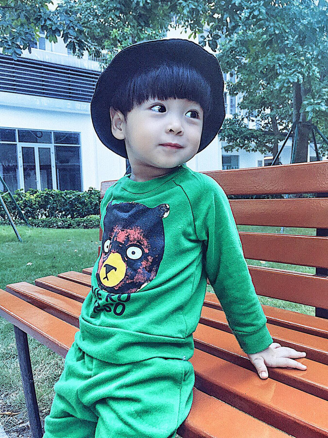 Màn hoá trang của Đỗ Đen chỉ mất vỏn vẹn 25-30 phút bởi chỉ cần bôi một lớp phấn dày để tạo ra làn da nhợt nhạt. Vì dùng phấn thường không thể ra được màu trắng nhợt nên chị Thảo đã dùng loại phấn chuyên dụng trong cosplay rồi phủ thêm một lớp phấn rôm.