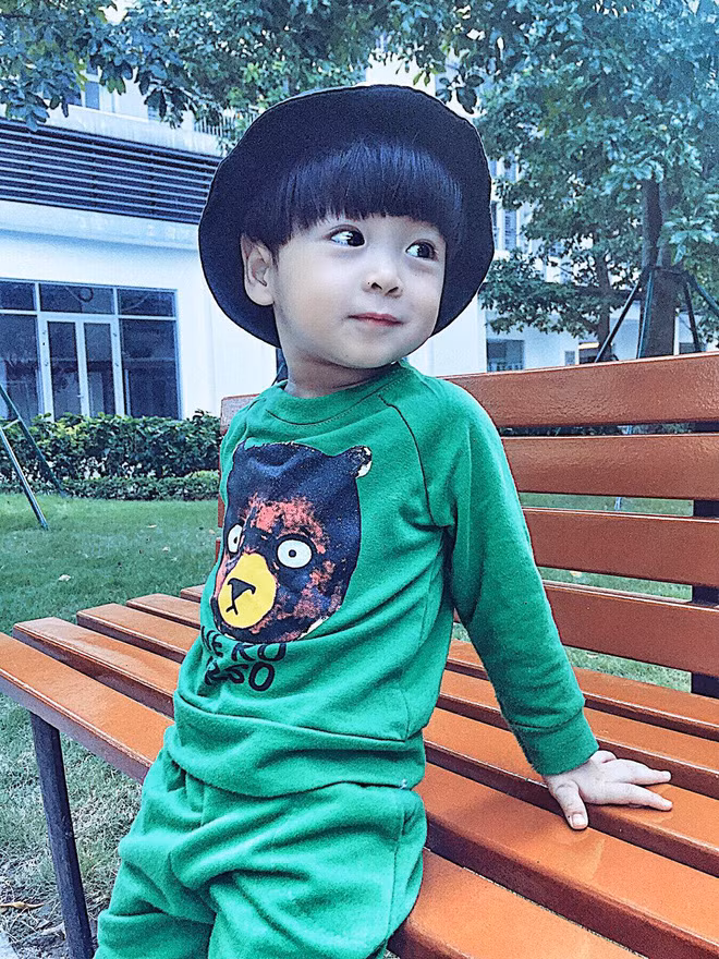 Màn hoá trang của Đỗ Đen chỉ mất vỏn vẹn 25-30 phút bởi chỉ cần bôi một lớp phấn dày để tạo ra làn da nhợt nhạt. Vì dùng phấn thường không thể ra được màu trắng nhợt nên chị Thảo đã dùng loại phấn chuyên dụng trong cosplay rồi phủ thêm một lớp phấn rôm.