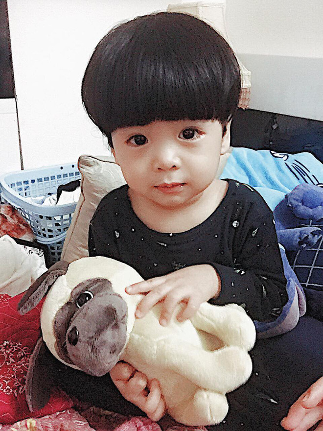 Sau khi được mẹ hoá trang xong, Đỗ Đen không hề sợ hãi mà còn tỏ ra rất thích thú với tạo hình mới của bản thân. Cậu bé nghịch ngợm tạo dáng ngồi dưới gầm bàn, lấp ló sau khung cửa y hệt Toshio thật.