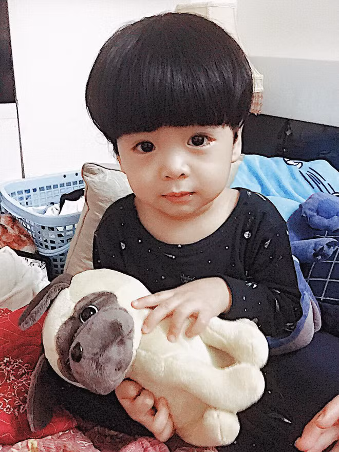 Sau khi được mẹ hoá trang xong, Đỗ Đen không hề sợ hãi mà còn tỏ ra rất thích thú với tạo hình mới của bản thân. Cậu bé nghịch ngợm tạo dáng ngồi dưới gầm bàn, lấp ló sau khung cửa y hệt Toshio thật.